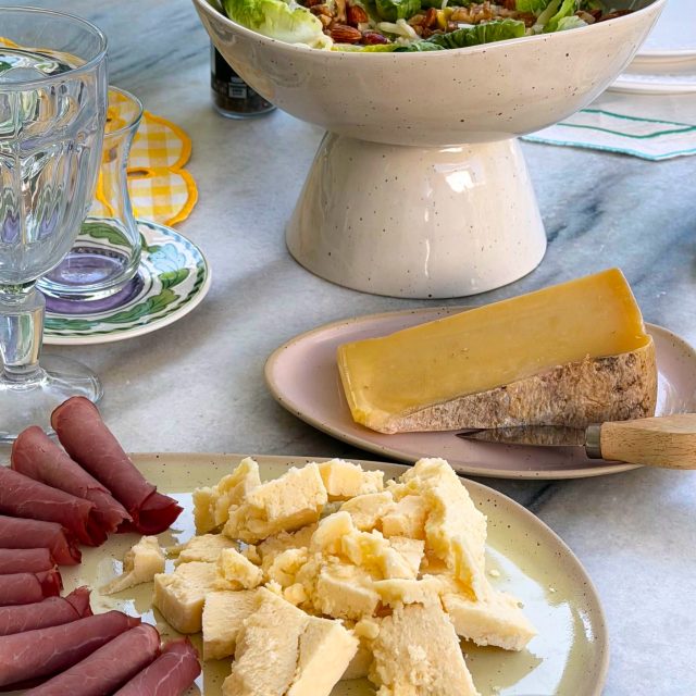 spotted on @ezgigorucuoglu’s beautiful table. 🌞 the rise bowl & share plates.

#juyo
